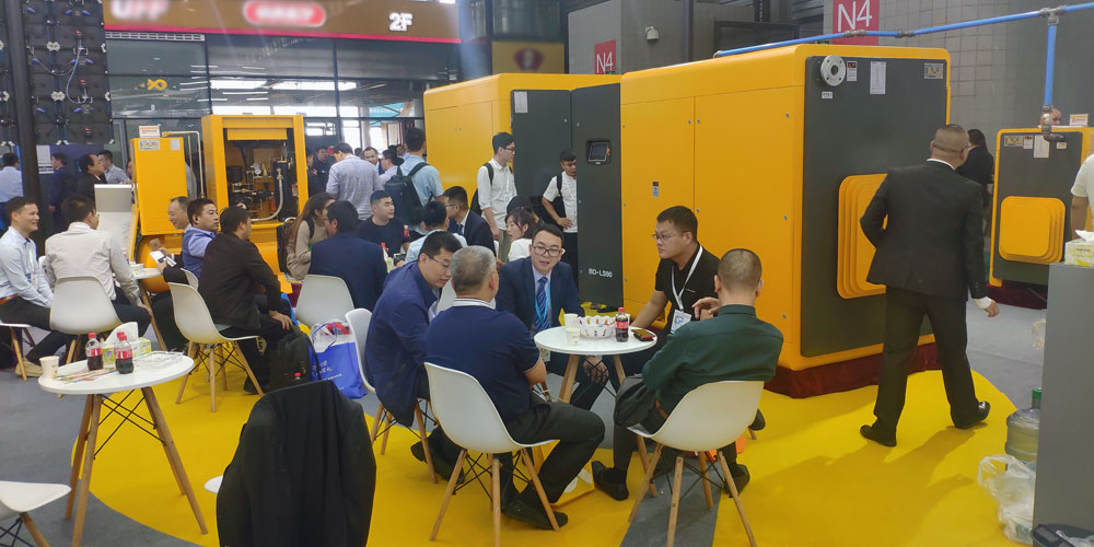 展會(huì)現(xiàn)場(chǎng)-國(guó)內(nèi)客人到會(huì)參觀了解