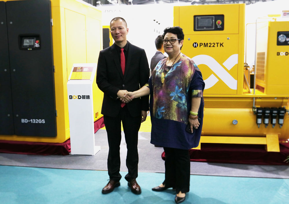 董事長(zhǎng)郭振發(fā)與到會(huì)嘉賓合影