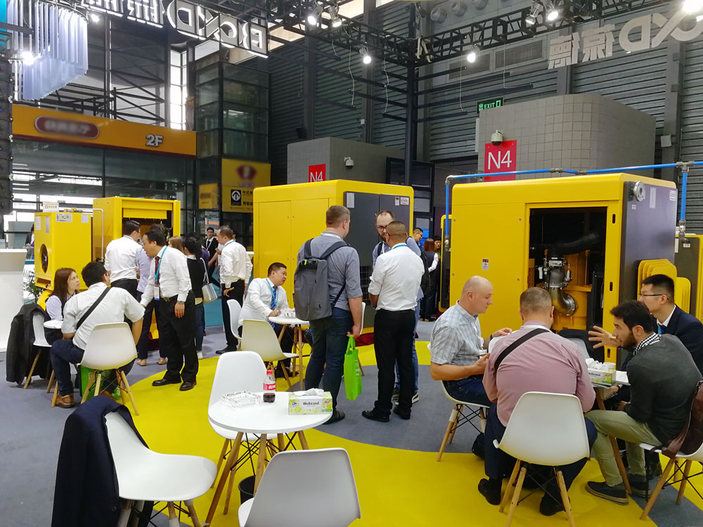 展會(huì)現(xiàn)場(chǎng)-國(guó)際友人到會(huì)了解葆德空壓機(jī)產(chǎn)品