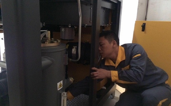葆德售后技術(shù)員正在安裝空壓機 葆德售后技術(shù)員正在安裝空壓機